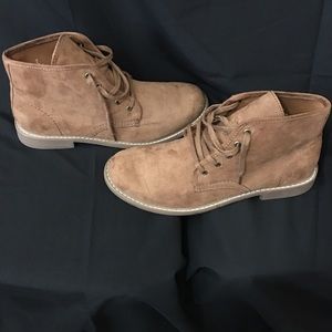 Gently used Chukka style brown Old Navy Boots (10)